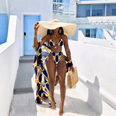 Színes, kétrészes fürdőruha háromszög alakú felsőrésszel és magas derekú aljával