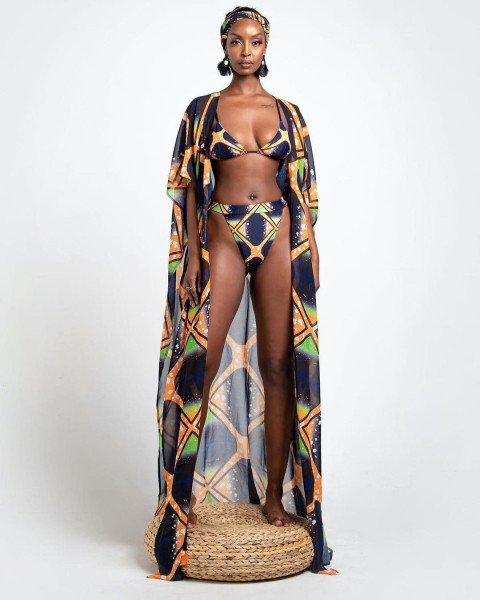 Színes, kétrészes fürdőruha háromszög alakú felsőrésszel és magas derekú aljával