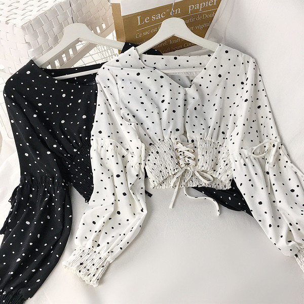 Modern női rövid, pöttyös blúz, három színben, nyakkendővel