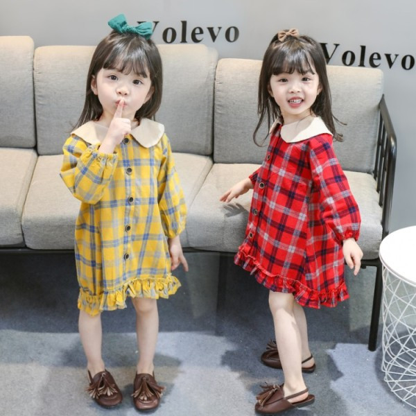 Kockás gyerekruha gombokkal és hosszú ujjal