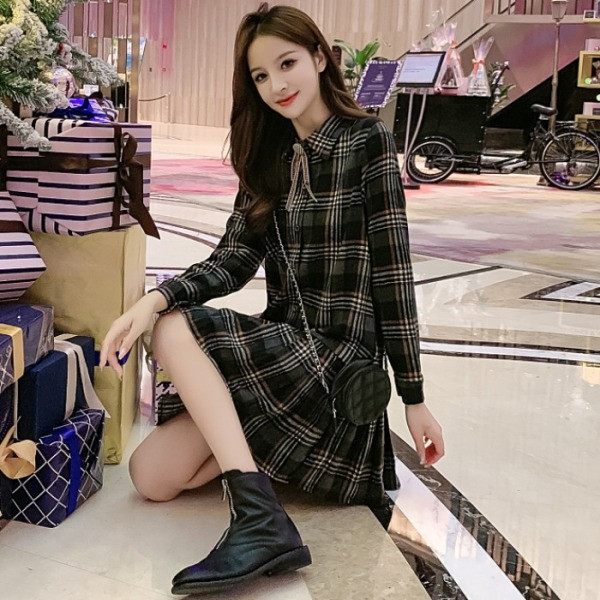 Rövid, hosszú ujjú női kockás ruha