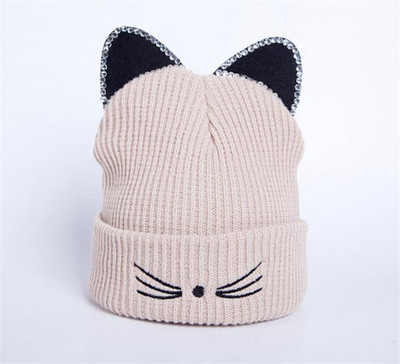 Naiste kootud müts 3D elemendi ja kivikestega