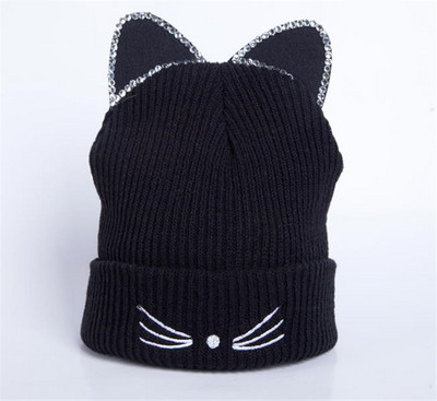 Naiste kootud müts 3D elemendi ja kivikestega