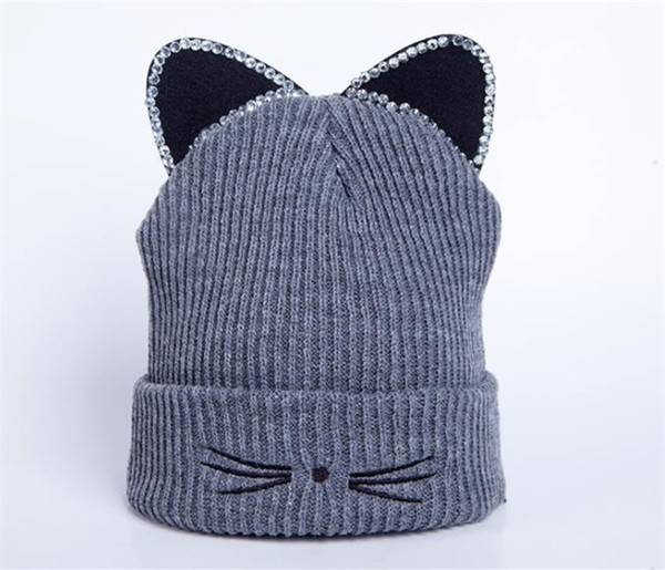 Naiste kootud müts 3D elemendi ja kivikestega