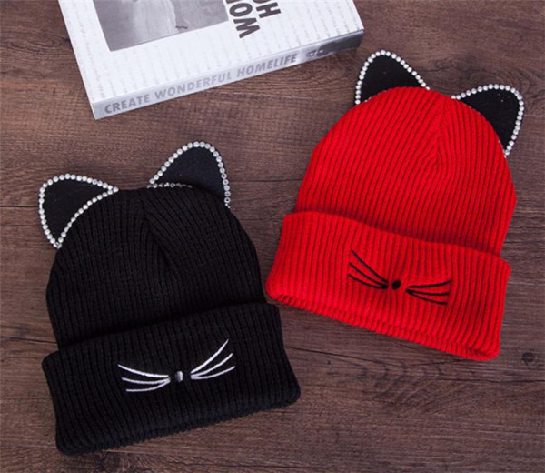 Naiste kootud müts 3D elemendi ja kivikestega