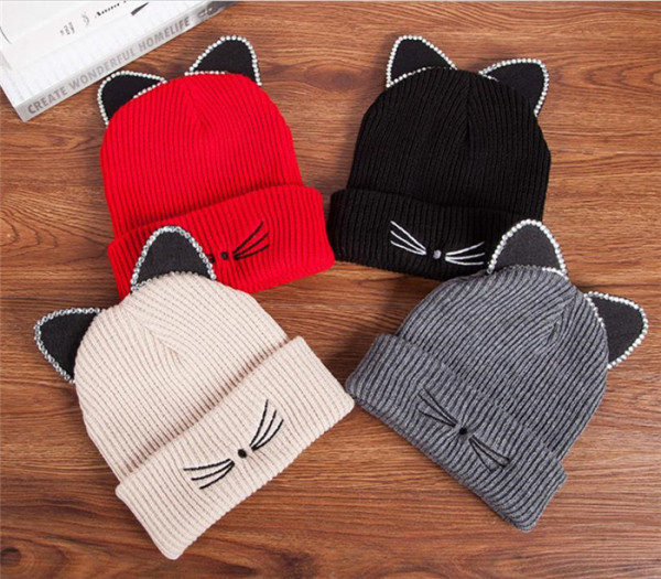 Naiste kootud müts 3D elemendi ja kivikestega