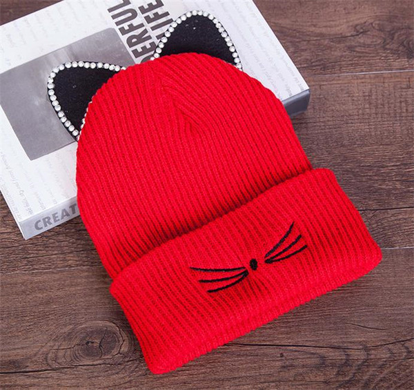 Naiste kootud müts 3D elemendi ja kivikestega