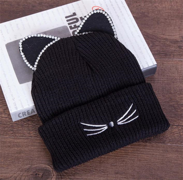 Naiste kootud müts 3D elemendi ja kivikestega