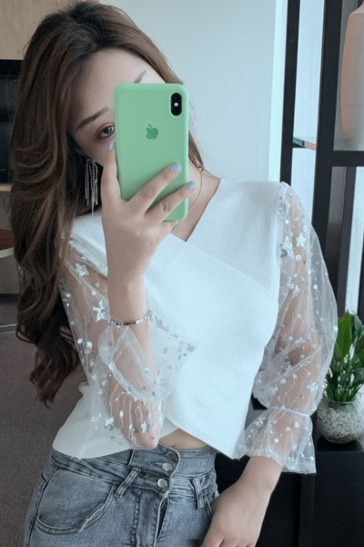 Κομψή γυναικεία μπλούζα με ντεκολτέ και βολάν  μανίκι από τούλι 