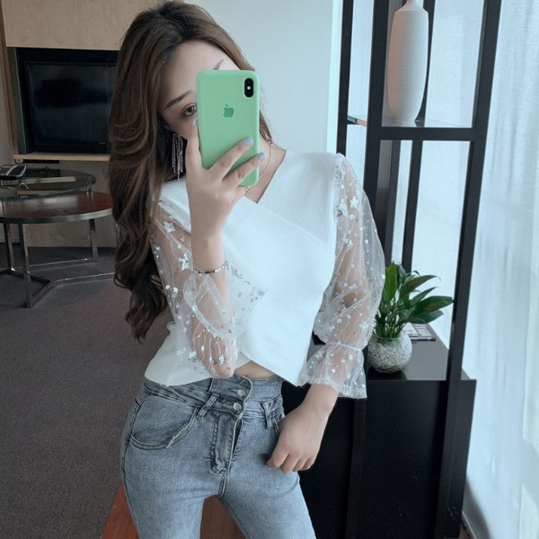 Κομψή γυναικεία μπλούζα με ντεκολτέ και βολάν  μανίκι από τούλι 