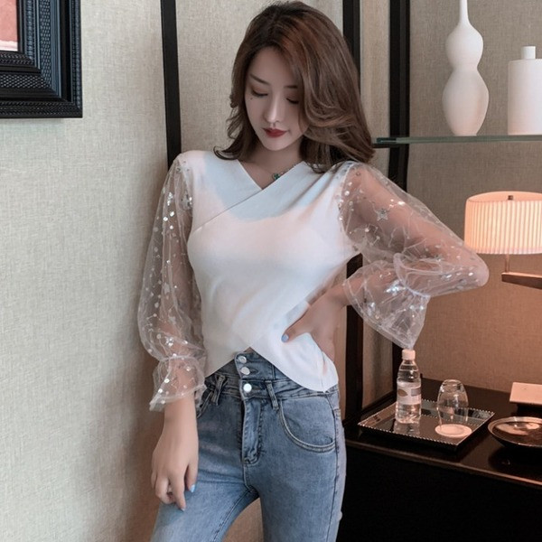 Κομψή γυναικεία μπλούζα με ντεκολτέ και βολάν  μανίκι από τούλι 