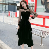 Naiste must kihiline pikkade tüllvarrukatega kleit