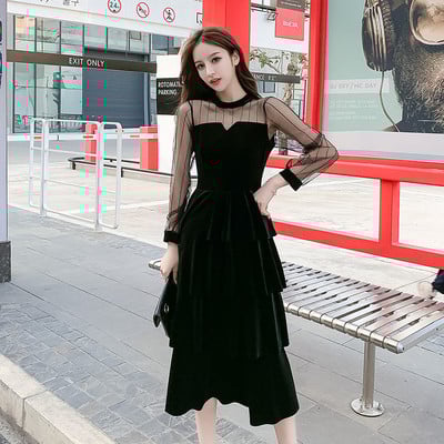 Naiste must kihiline pikkade tüllvarrukatega kleit