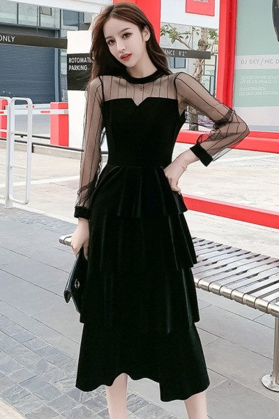 Naiste must kihiline pikkade tüllvarrukatega kleit