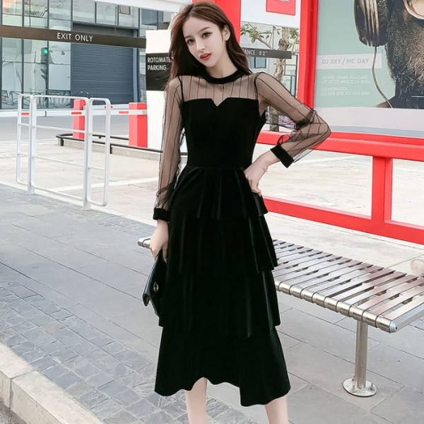 Naiste must kihiline pikkade tüllvarrukatega kleit