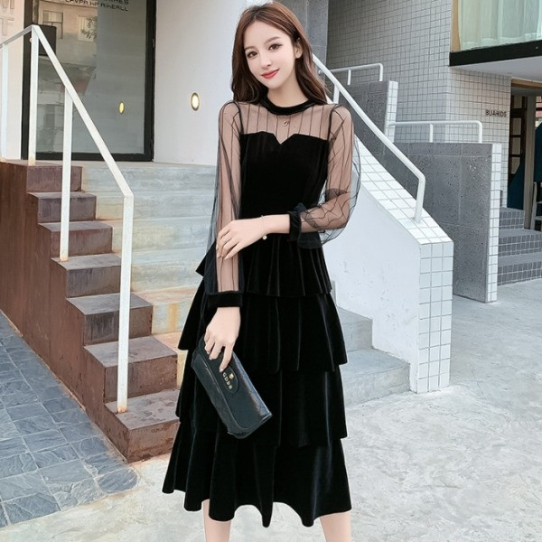 Naiste must kihiline pikkade tüllvarrukatega kleit