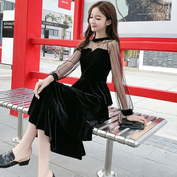 Naiste must kihiline pikkade tüllvarrukatega kleit