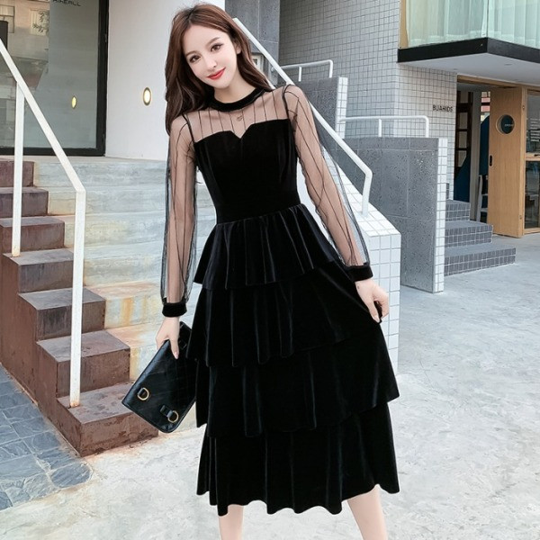 Naiste must kihiline pikkade tüllvarrukatega kleit