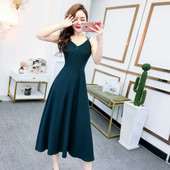 Дълга дамска рокля с шпиц деколте и тънки презрамки