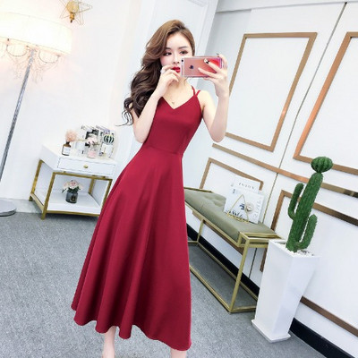 Дълга дамска рокля с шпиц деколте и тънки презрамки