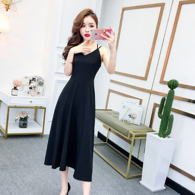 Дълга дамска рокля с шпиц деколте и тънки презрамки