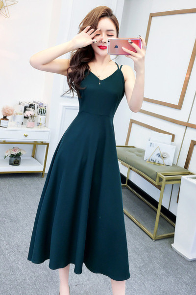 Дълга дамска рокля с шпиц деколте и тънки презрамки 