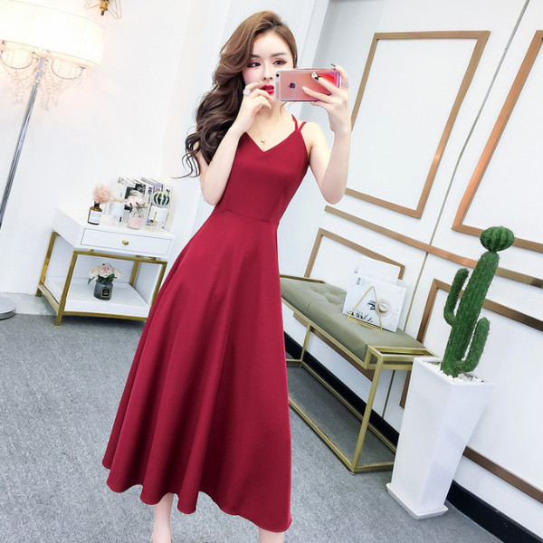 Дълга дамска рокля с шпиц деколте и тънки презрамки 