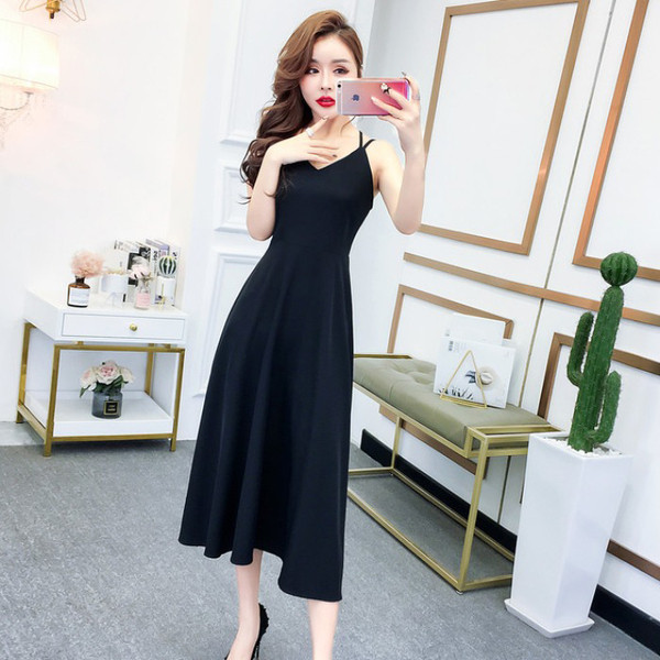 Дълга дамска рокля с шпиц деколте и тънки презрамки 