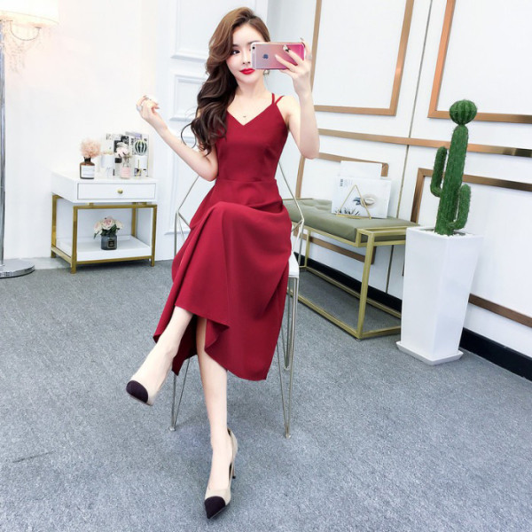 Дълга дамска рокля с шпиц деколте и тънки презрамки 