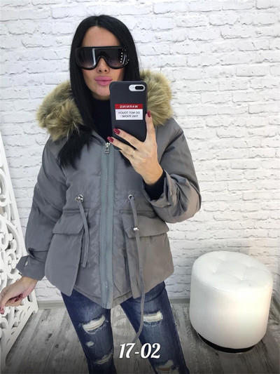 Modern női kabát kapucnival és derékkötővel