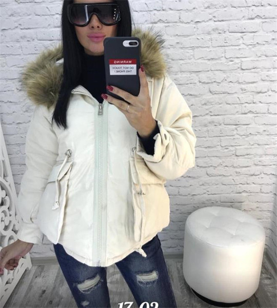 Modern női kabát kapucnival és derékkötővel