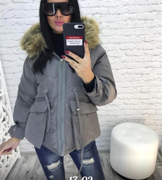 Modern női kabát kapucnival és derékkötővel