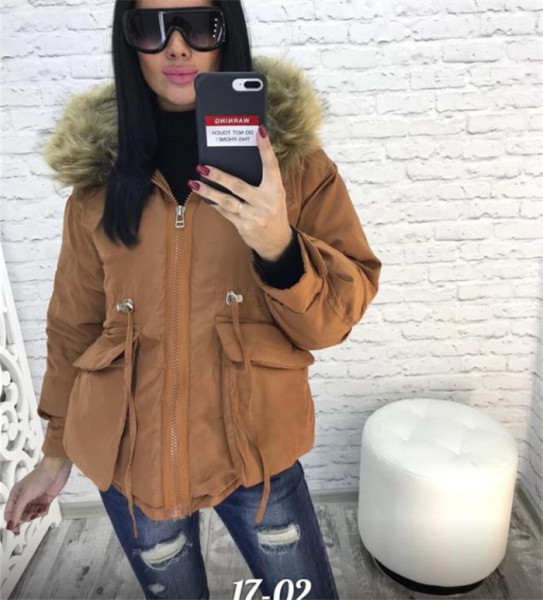 Modern női kabát kapucnival és derékkötővel