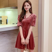 Sametist naiste kleit spitsikaelusega ja nööpidega