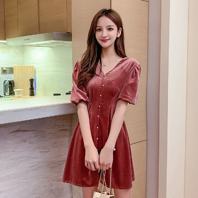 Sametist naiste kleit spitsikaelusega ja nööpidega