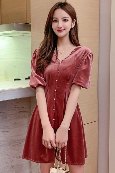 Sametist naiste kleit spitsikaelusega ja nööpidega