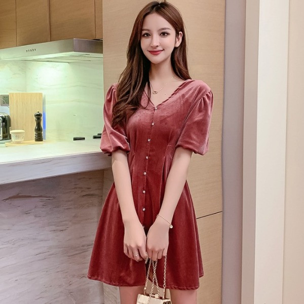 Sametist naiste kleit spitsikaelusega ja nööpidega