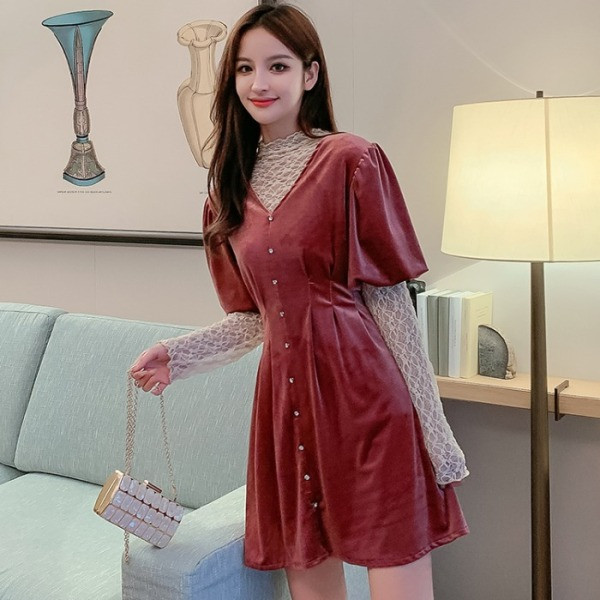 Sametist naiste kleit spitsikaelusega ja nööpidega