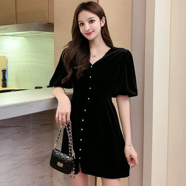 Sametist naiste kleit spitsikaelusega ja nööpidega