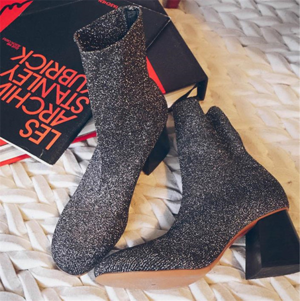 Stiilsed läikiva efektiga naiste saapad - soki tüüpi