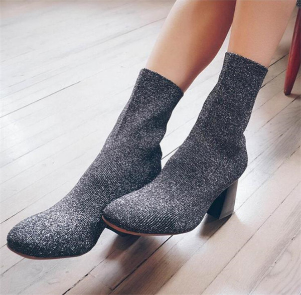 Stiilsed läikiva efektiga naiste saapad - soki tüüpi