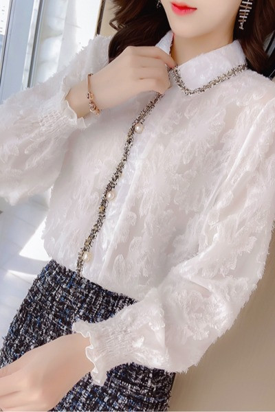 Elegantne klassikalise krae, tikandi ja pärlitega naiste särk