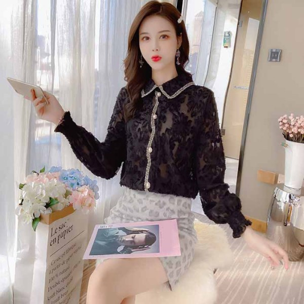 Elegantne klassikalise krae, tikandi ja pärlitega naiste särk