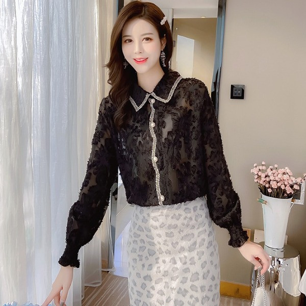 Elegantne klassikalise krae, tikandi ja pärlitega naiste särk