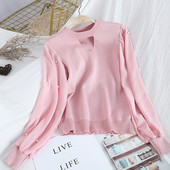 Női pulóver gyöngyökkel és sifon ujjakkal