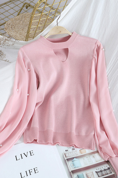 Női pulóver gyöngyökkel és sifon ujjakkal