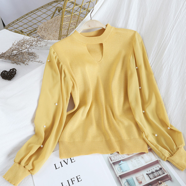 Női pulóver gyöngyökkel és sifon ujjakkal