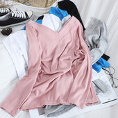 Õhukesest kudumisest valmistatud tavaline naiste pluus spits-kaelusega