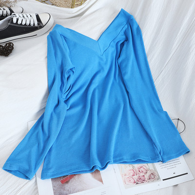 Õhukesest kudumisest valmistatud tavaline naiste pluus spits-kaelusega