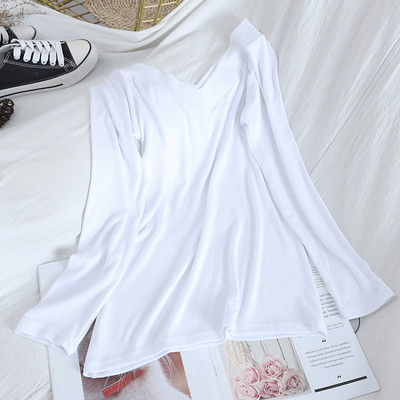 Õhukesest kudumisest valmistatud tavaline naiste pluus spits-kaelusega